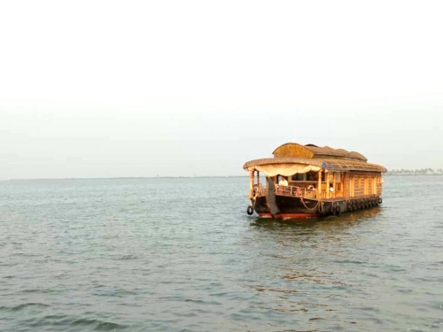 Thekkady - Alleppey (180 km/ 4.30hrs)